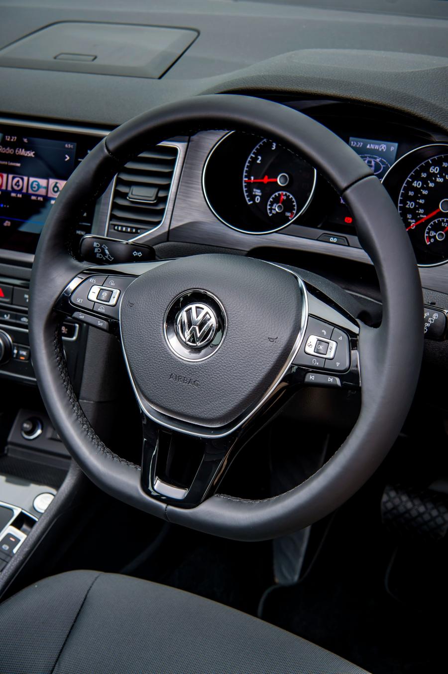 Панель приборов Volkswagen Golf SV SE 2018 года  (UK) (фото 19 из 28)